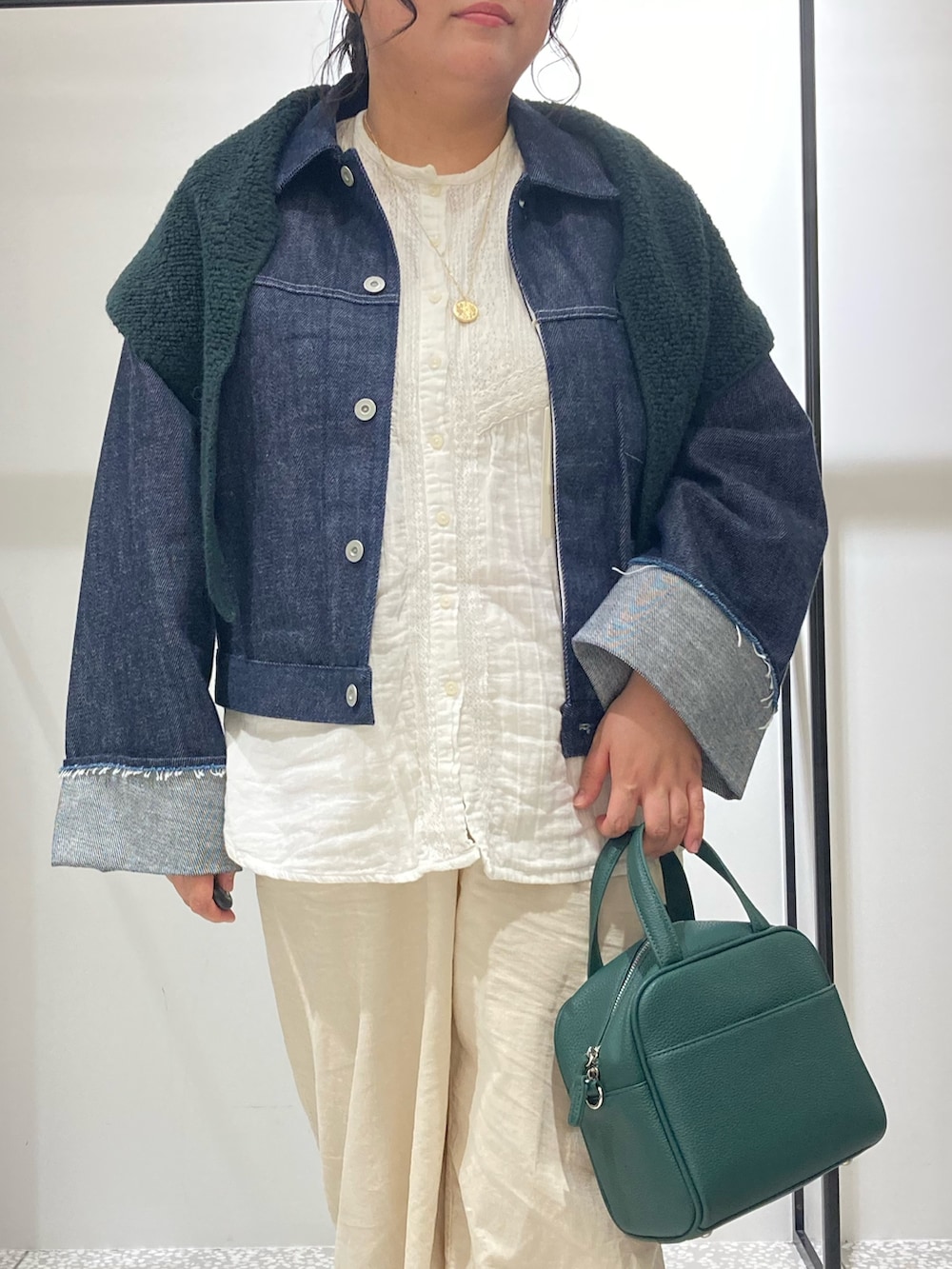 ホワイト系のその他パンツ、イエロー系のボストンバッグ、ブルー系のデニムジャケットを着用したレディースの秋コーディネートの6枚目の写真