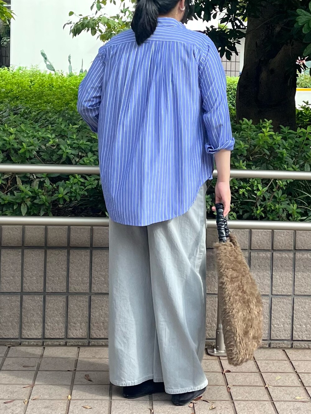 その他のシャツ/ブラウス、グレー系のデニムパンツ、ブラウン系のトートバッグを着用したレディースの秋コーディネートの6枚目の写真
