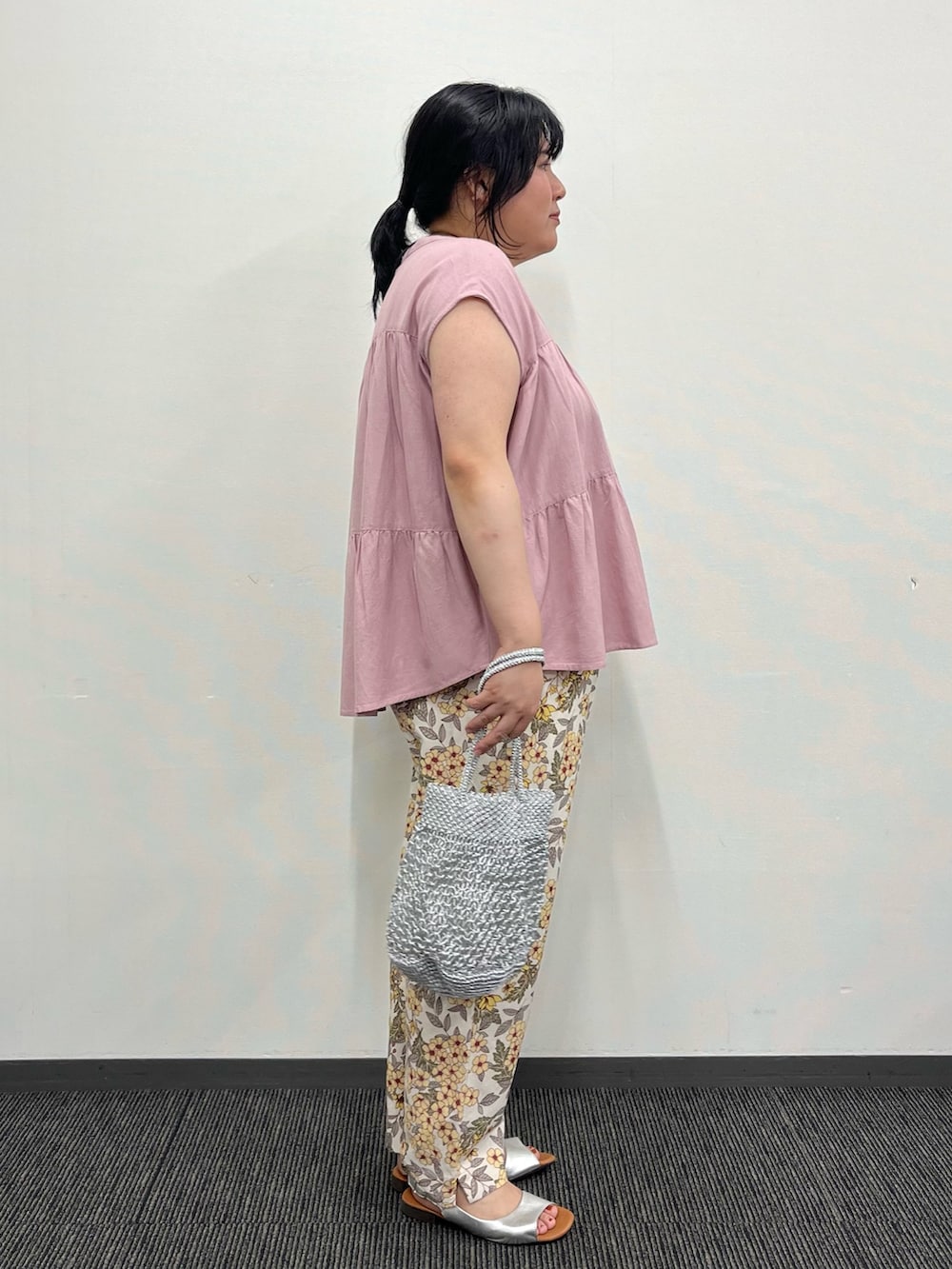 ピンク系のシャツ/ブラウス、シルバー系のかごバッグ、イエロー系のその他パンツを着用したレディースの夏コーディネートの4枚目の写真