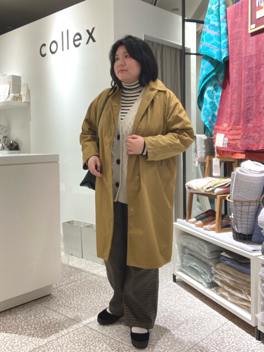 ブラウン系のその他パンツ、ブラック系のパンプス、ベージュ系のトレンチコートを着用したレディースの冬コーディネートの2枚目の写真