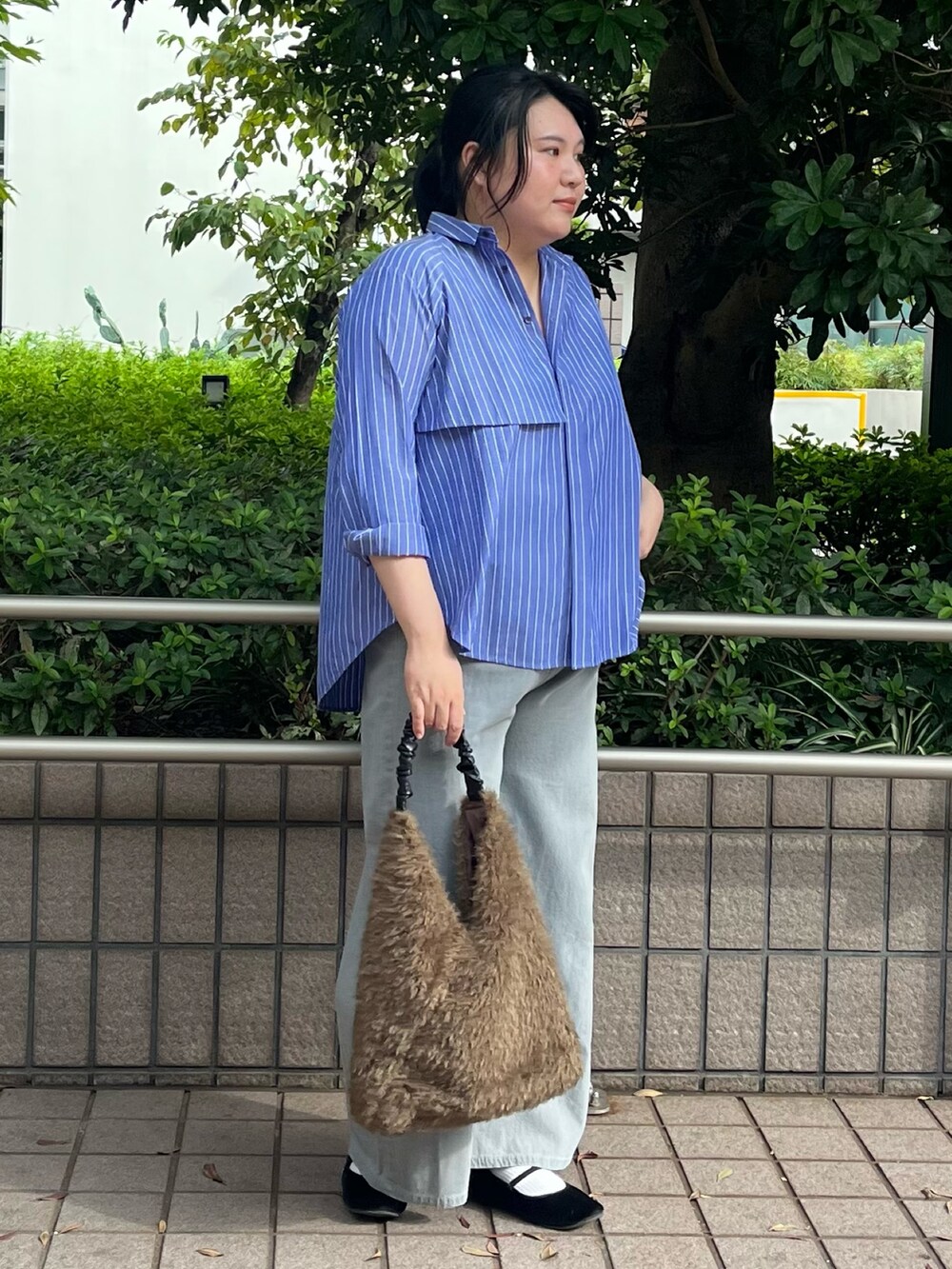 その他のシャツ/ブラウス、グレー系のデニムパンツ、ブラウン系のトートバッグを着用したレディースの秋コーディネートの3枚目の写真
