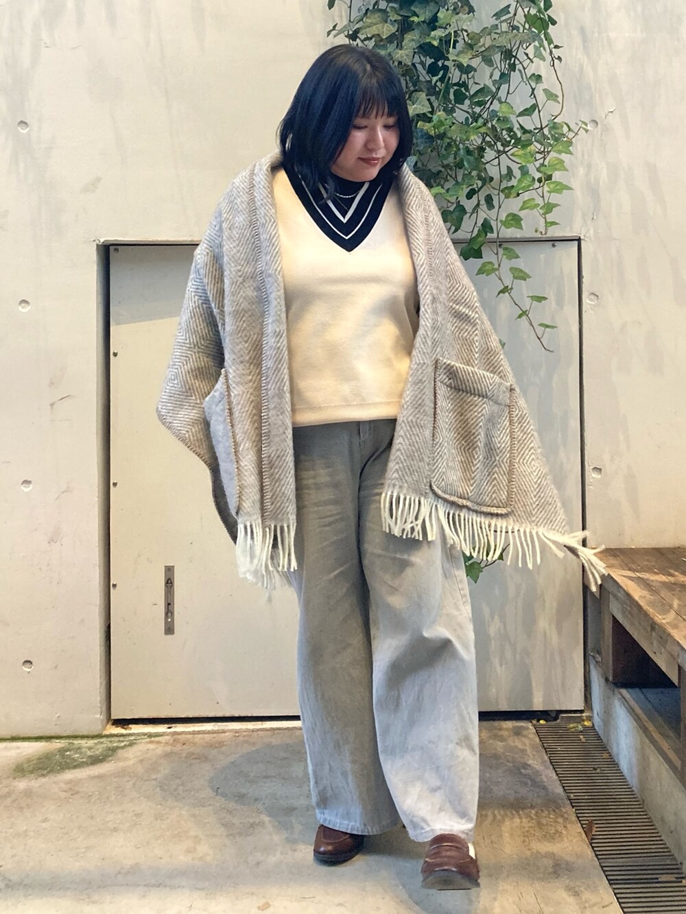 ホワイト系のニット/セーター、グレー系のデニムパンツを着用したレディースの冬コーディネートの6枚目の写真