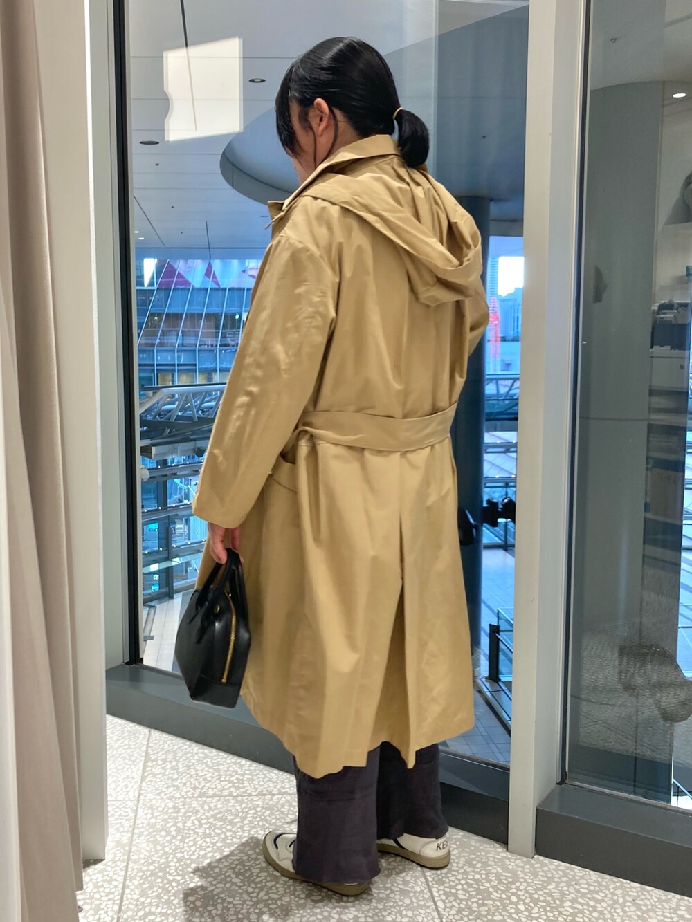 ベージュ系のその他アウター、ブルー系のシャツ/ブラウス、ブラック系のショルダーバッグを着用したレディースの冬コーディネートの5枚目の写真