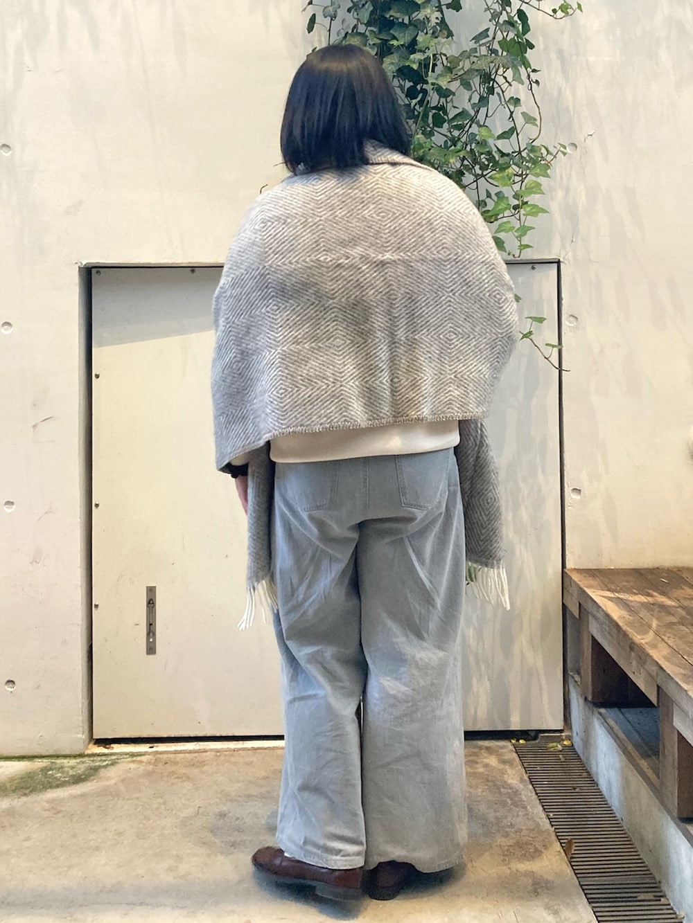 ホワイト系のニット/セーター、グレー系のデニムパンツを着用したレディースの冬コーディネートの4枚目の写真