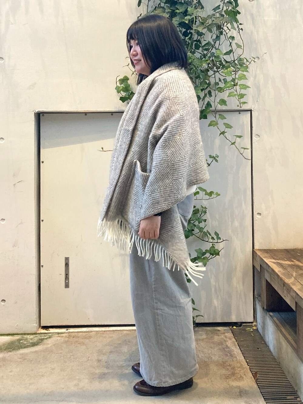 ホワイト系のニット/セーター、グレー系のデニムパンツを着用したレディースの冬コーディネートの3枚目の写真