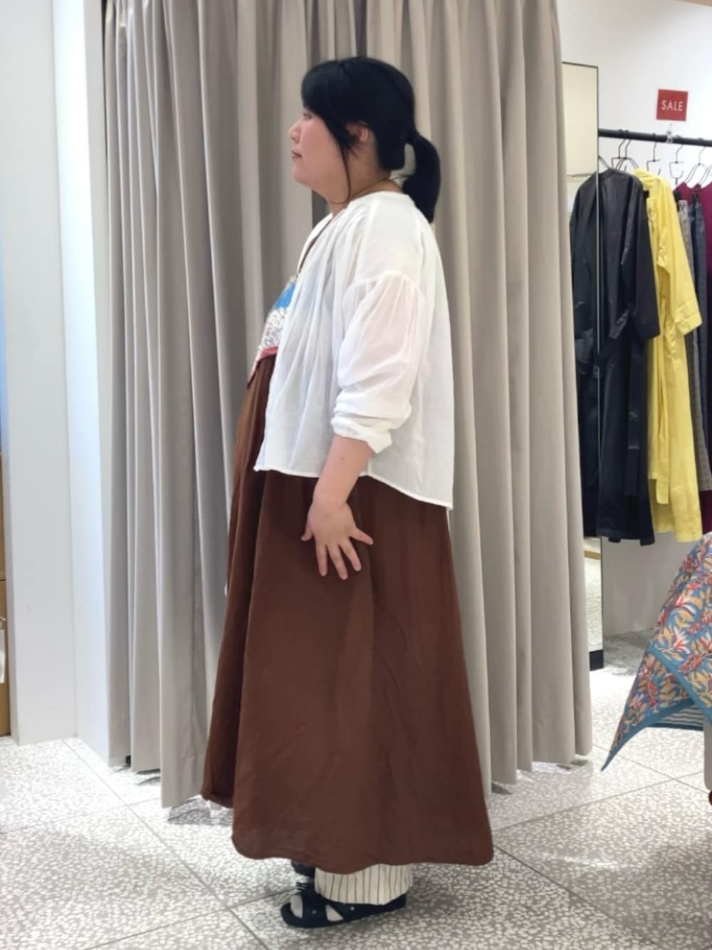 ホワイト系のシャツ/ブラウス、ブラウン系のワンピース、シルバー系のトートバッグを着用したレディースの夏コーディネートの6枚目の写真