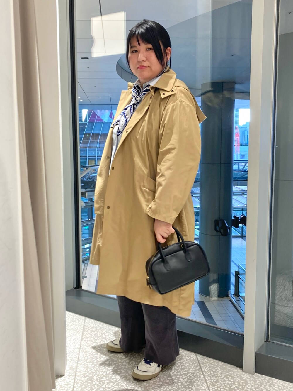 ベージュ系のその他アウター、ブルー系のシャツ/ブラウス、ブラック系のショルダーバッグを着用したレディースの冬コーディネートの7枚目の写真