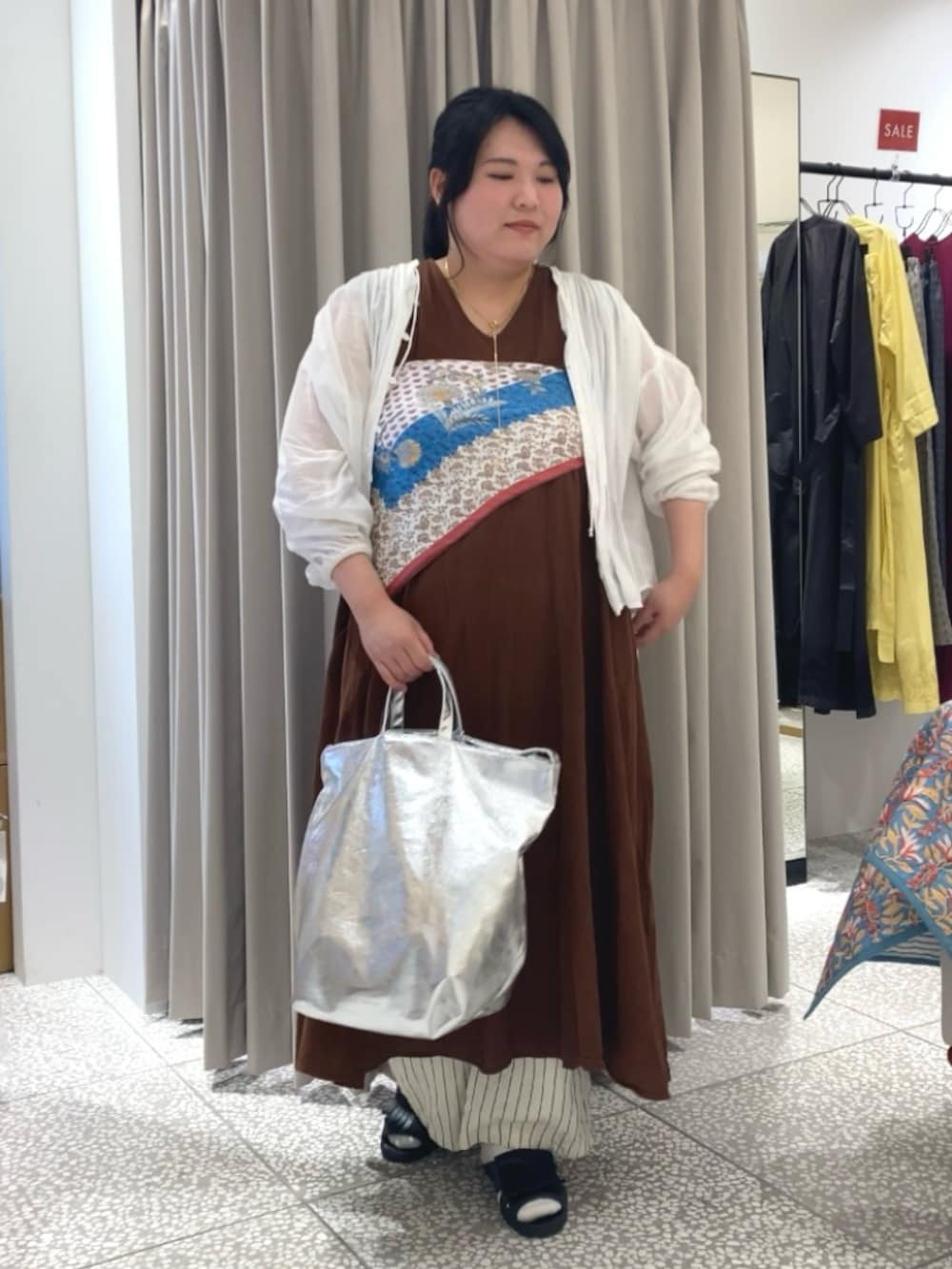 ホワイト系のシャツ/ブラウス、ブラウン系のワンピース、シルバー系のトートバッグを着用したレディースの夏コーディネートの7枚目の写真