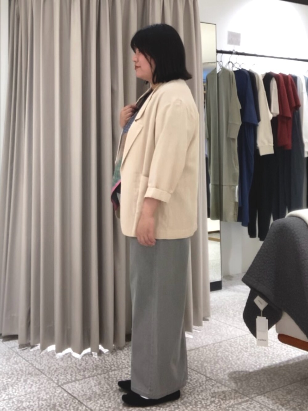 グレー系のデニムパンツ、グレー系のTシャツ/カットソー、ベージュ系のテーラードジャケットを着用したレディースの秋コーディネートの5枚目の写真