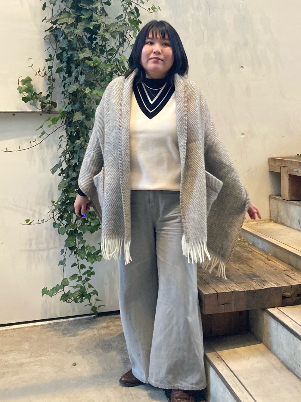 ホワイト系のニット/セーター、グレー系のデニムパンツを着用したレディースの冬コーディネートの5枚目の写真