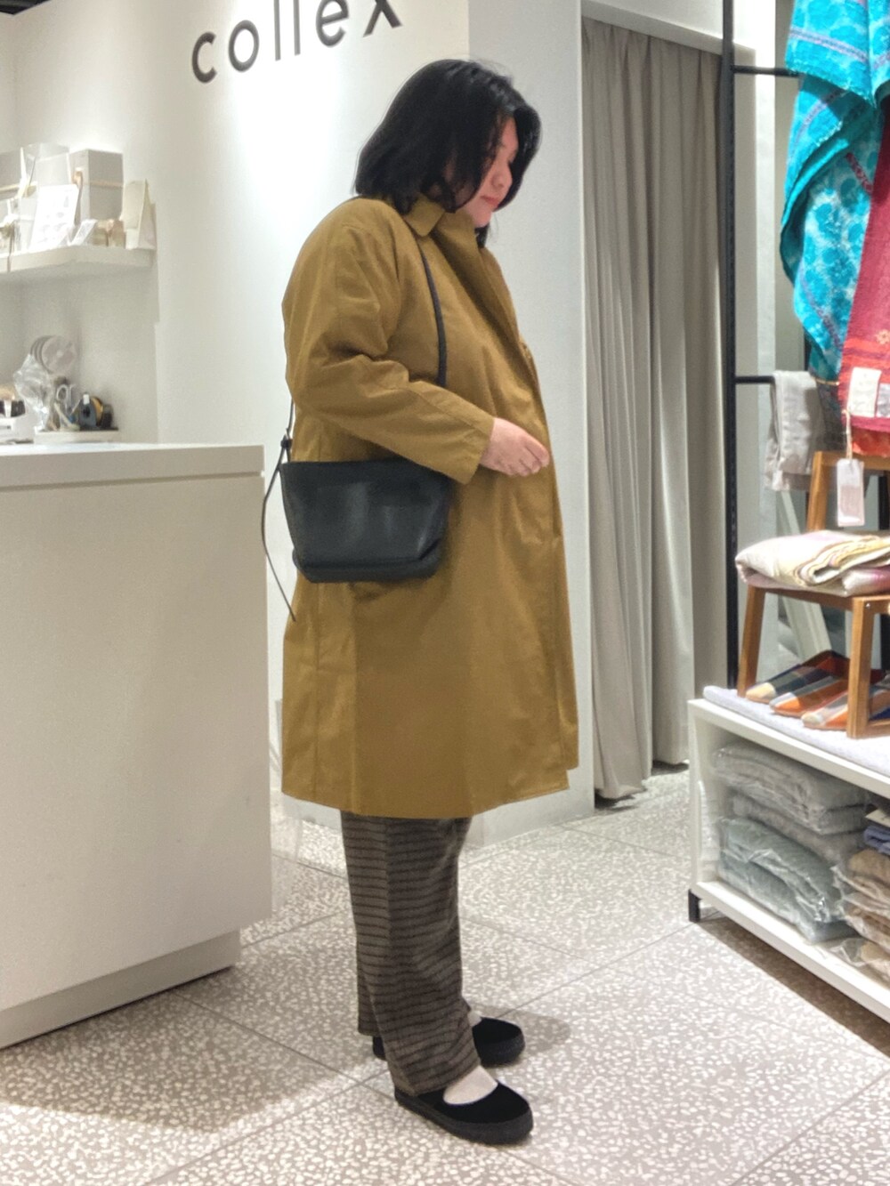 ブラウン系のその他パンツ、ブラック系のパンプス、ベージュ系のトレンチコートを着用したレディースの冬コーディネートの3枚目の写真