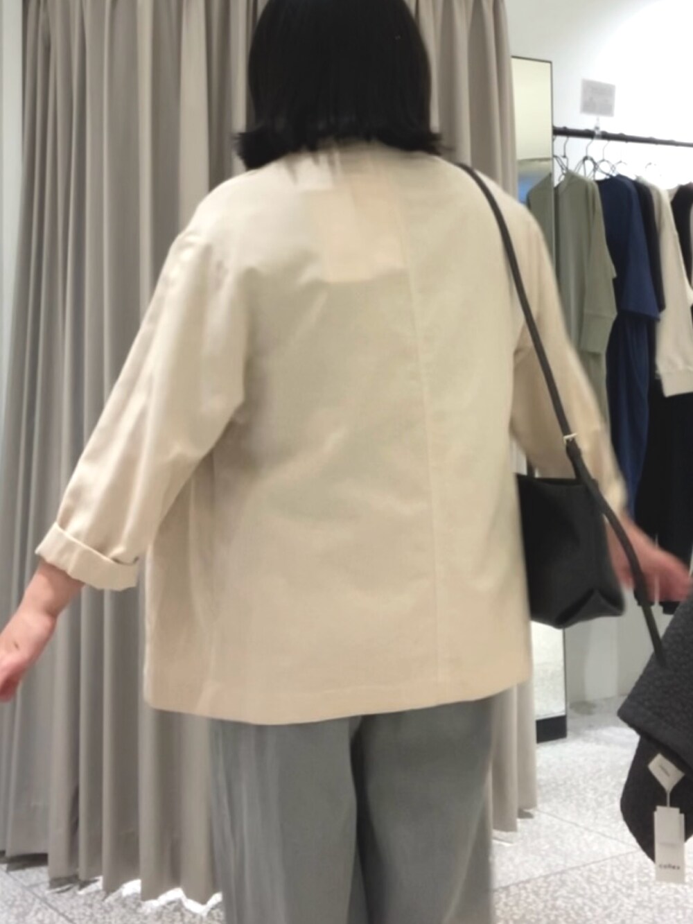 グレー系のデニムパンツ、グレー系のTシャツ/カットソー、ベージュ系のテーラードジャケットを着用したレディースの秋コーディネートの4枚目の写真