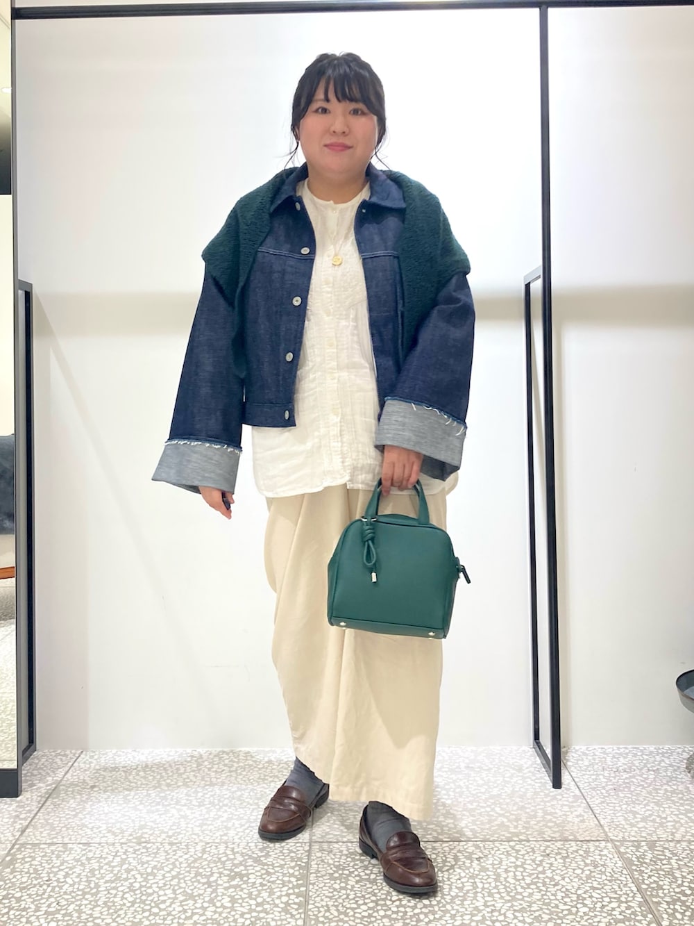 ホワイト系のその他パンツ、イエロー系のボストンバッグ、ブルー系のデニムジャケットを着用したレディースの秋コーディネートの2枚目の写真