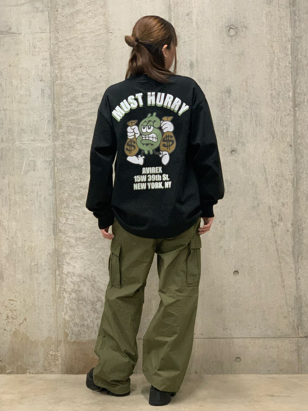 ブラック系のTシャツ/カットソー、グリーン系のカーゴパンツを着用したレディースの冬コーディネートの2枚目の写真