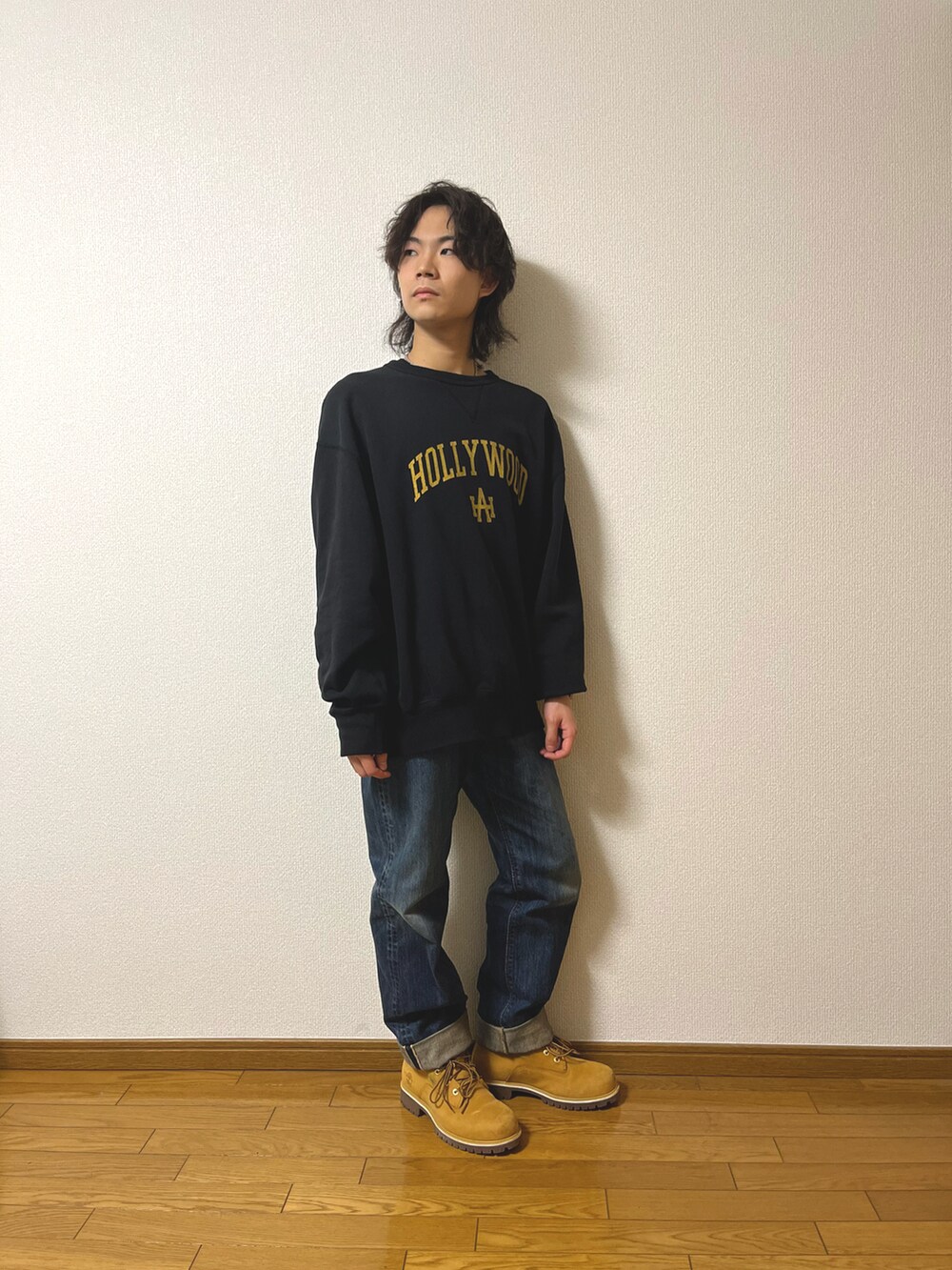 「はるコーデ、Hollywood Athletic、古着風、スウェット、Timberland、ワイドデニム」｜「Right-onの【Hollywood athletic co】ヴィンテージクルースウェット（スウェット、ブラック系）」を使った、to-yuさん（メンズ・162cm）の冬コーディネートの2枚目の写真