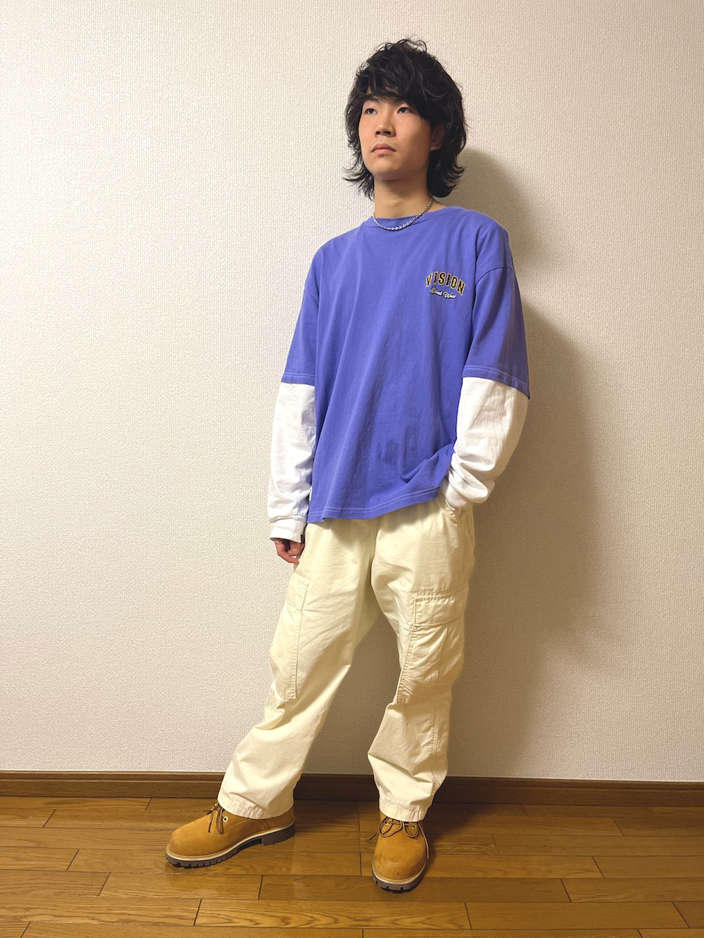「ストリートコーデ、ブーツ、カーゴパンツ、VISON STREET WEAR、ミリタリー」｜「ALPHAのALPHA INDUSTRIES/アルファインダストリーズ EASY CARGO PANTS/ワイドテーパード イージーカーゴパンツ/ワークパンツ（カーゴパンツ、ホワイト系）」を使った、to-yuさん（メンズ・162cm）の秋コーディネートの2枚目の写真