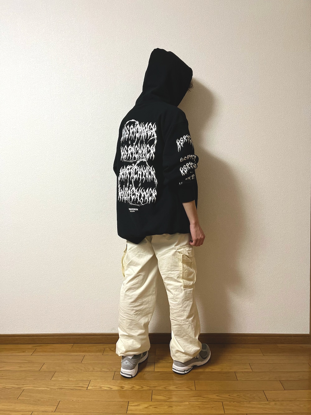 「ストリート、パーカー、カーゴパンツ、ゆるコーデ、New Balance、Levi's、KRYclothing」｜「KRY clothingのアイテム（パーカー、ブラック系）」を使った、to-yuさん（メンズ・162cm）の冬コーディネートの2枚目の写真