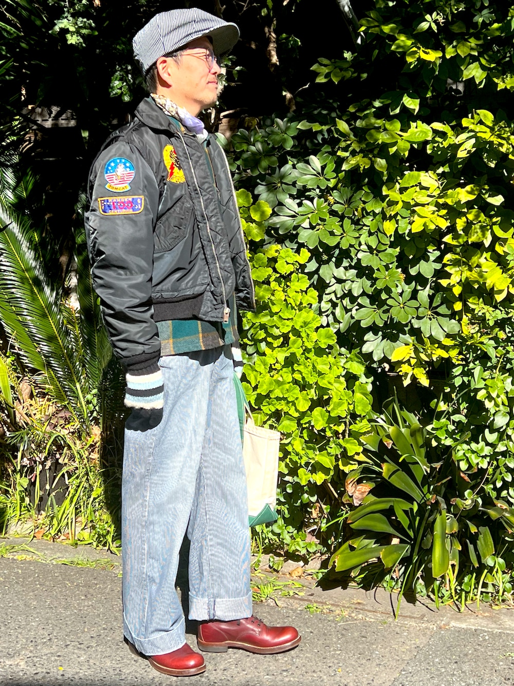 ブラック系のMA-1、グリーン系のシャツ/ブラウス、ブルー系のパンツを着用したメンズの冬コーディネートの3枚目の写真