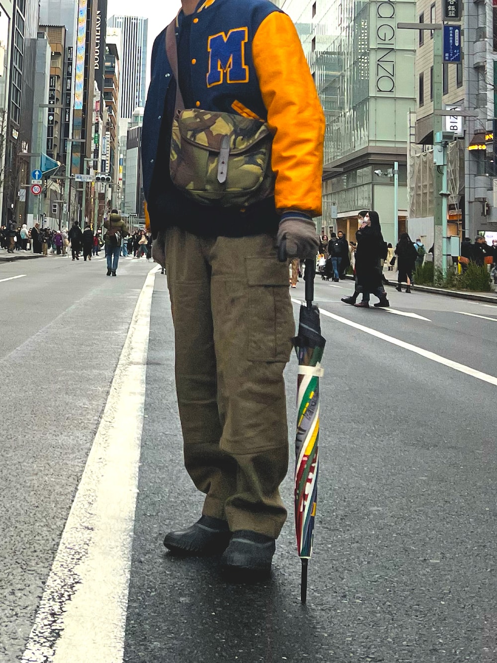 その他のスタジャン、グリーン系のカーゴパンツ、ブラック系のレインシューズを着用したメンズの冬コーディネートの3枚目の写真