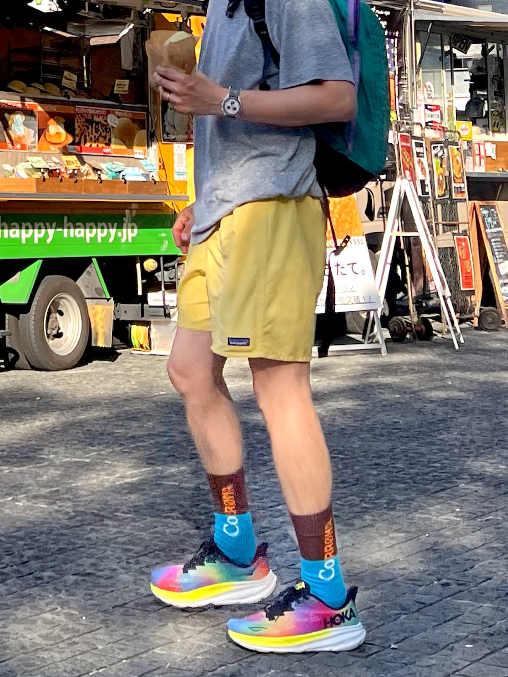 その他のバックパック/リュック、イエロー系のその他パンツ、その他のスニーカーを着用したメンズの夏コーディネートの2枚目の写真