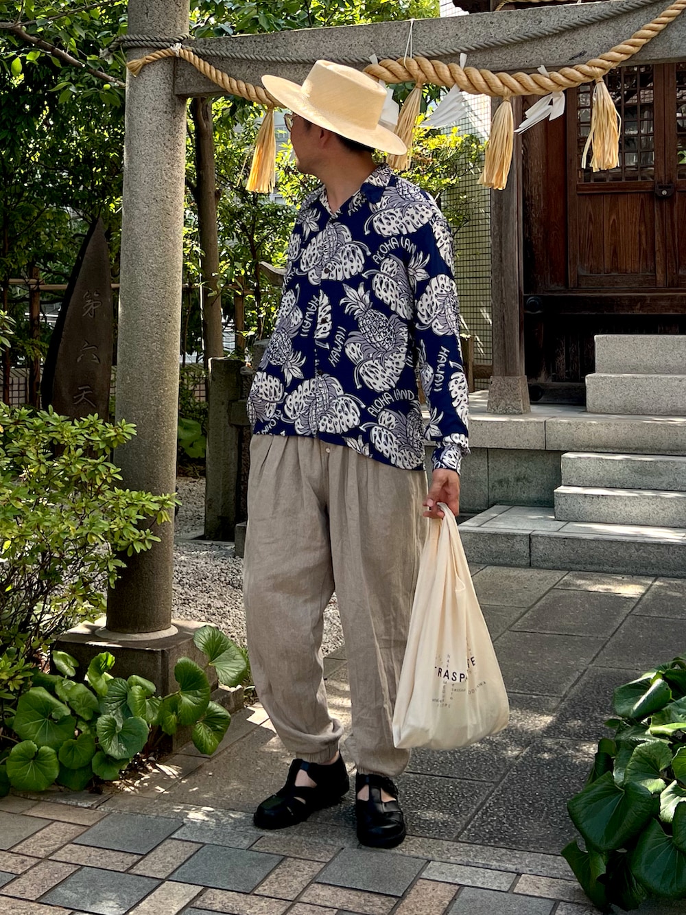 ブルー系のシャツ/ブラウス、ベージュ系のその他パンツ、ブラック系のドレスシューズを着用したメンズの夏コーディネートの2枚目の写真