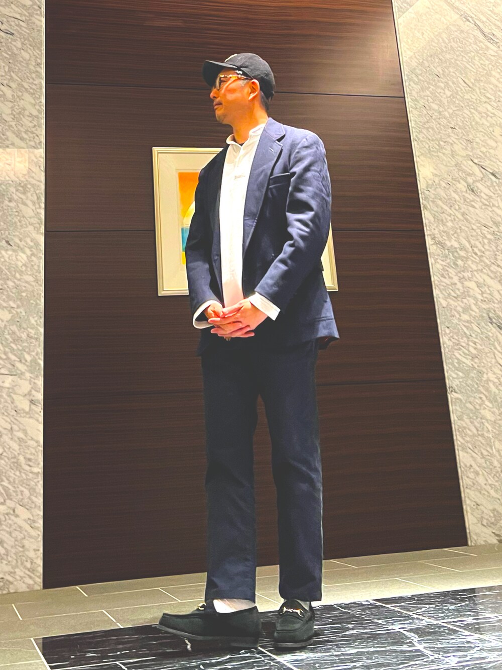 ブラック系のローファー、ブルー系のチノパンツ、ホワイト系のその他トップスを着用したメンズの冬コーディネートの2枚目の写真