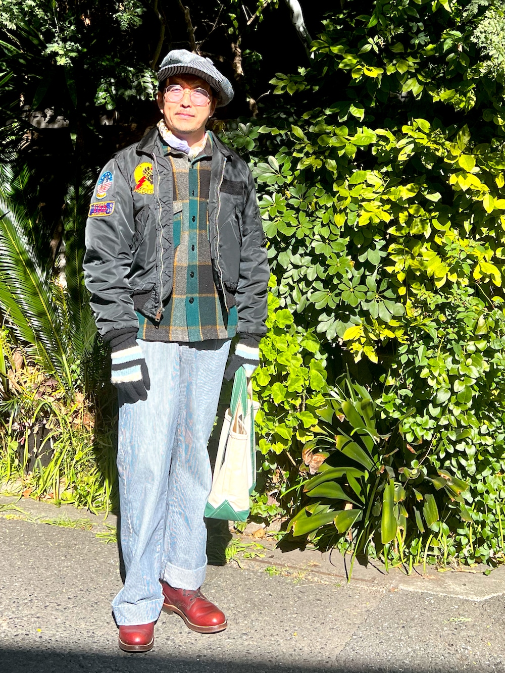 ブラック系のMA-1、グリーン系のシャツ/ブラウス、ブルー系のパンツを着用したメンズの冬コーディネートの2枚目の写真