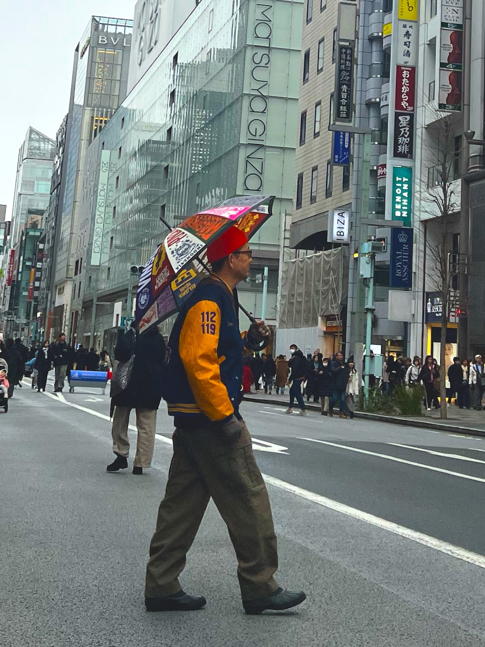 その他のスタジャン、グリーン系のカーゴパンツ、ブラック系のレインシューズを着用したメンズの冬コーディネートの2枚目の写真