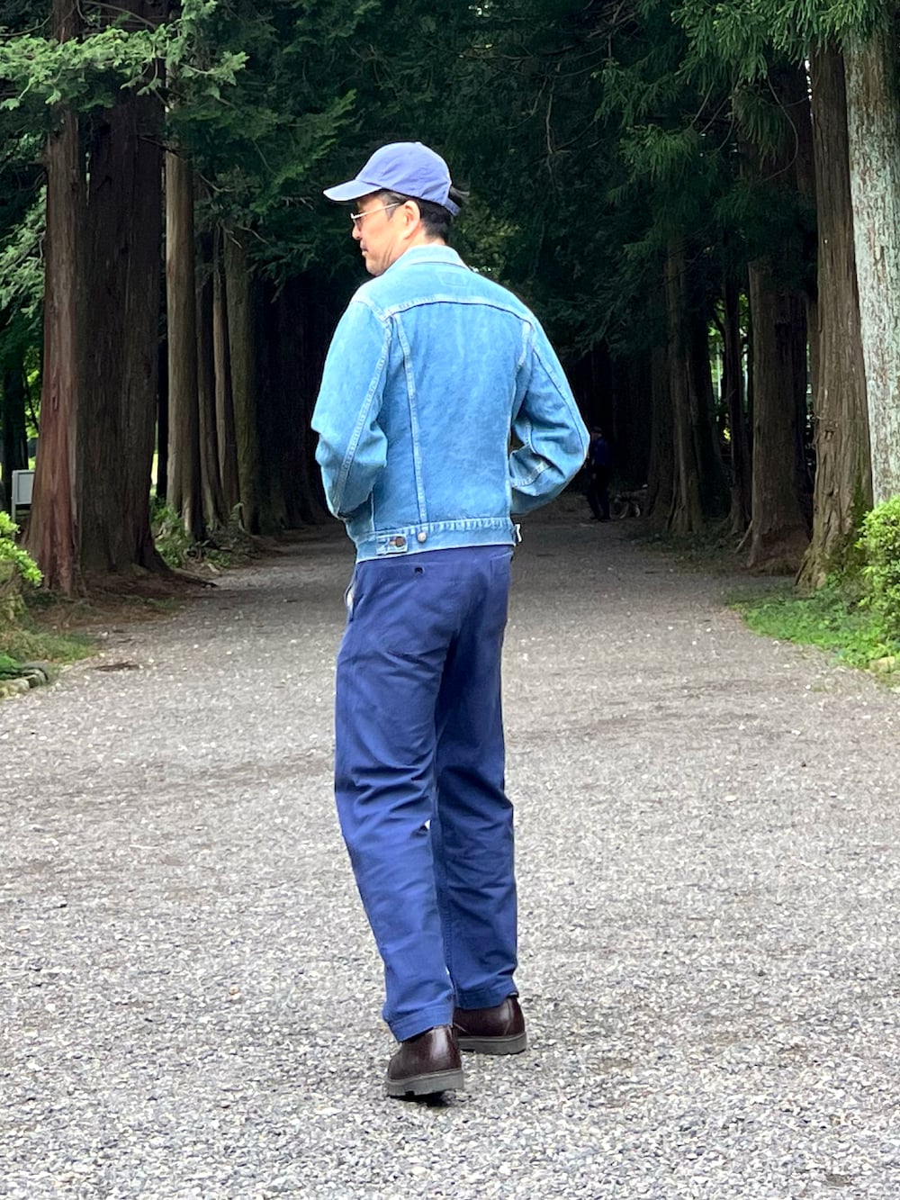 ブルー系のデニムジャケット、ピンク系のTシャツ/カットソー、ブルー系のチノパンツを着用したメンズの夏コーディネートの2枚目の写真