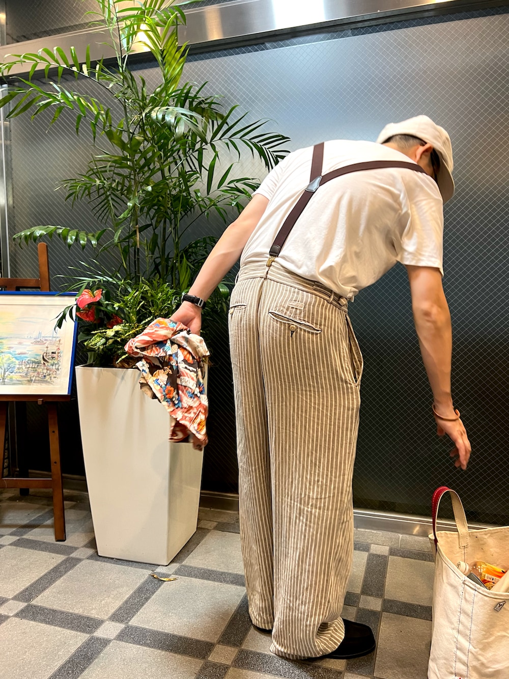 ホワイト系のTシャツ/カットソー、ベージュ系のその他パンツ、ブラック系のローファーを着用したメンズの秋コーディネートの3枚目の写真