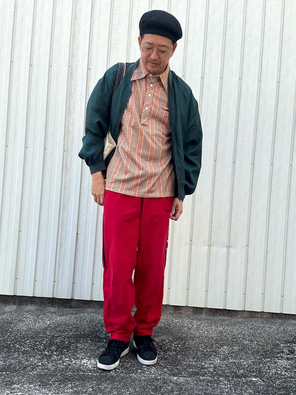 グリーン系のブルゾン、その他のポロシャツ、レッド系のその他パンツを着用したメンズの春コーディネートの2枚目の写真