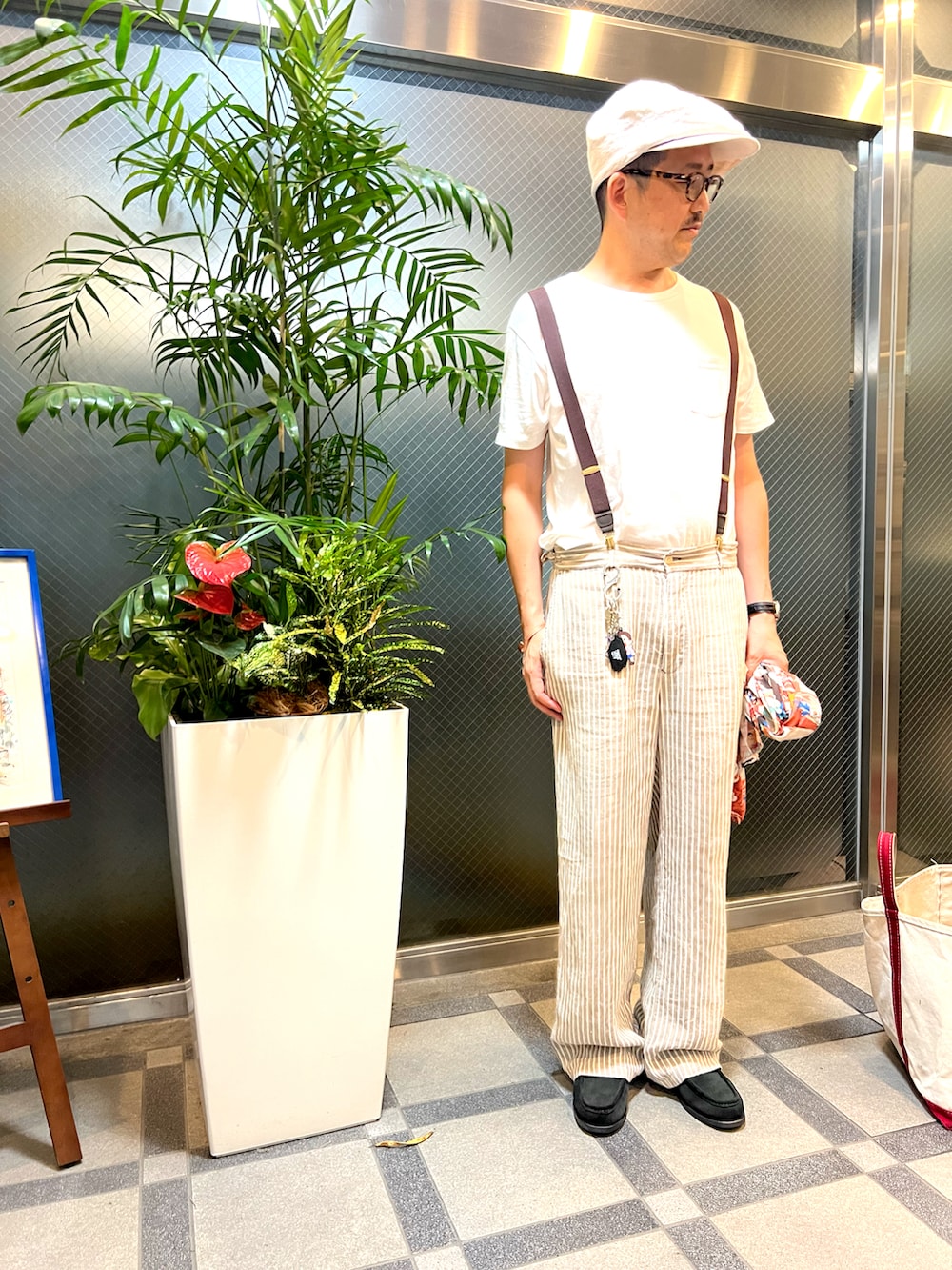 ホワイト系のTシャツ/カットソー、ベージュ系のその他パンツ、ブラック系のローファーを着用したメンズの秋コーディネートの2枚目の写真