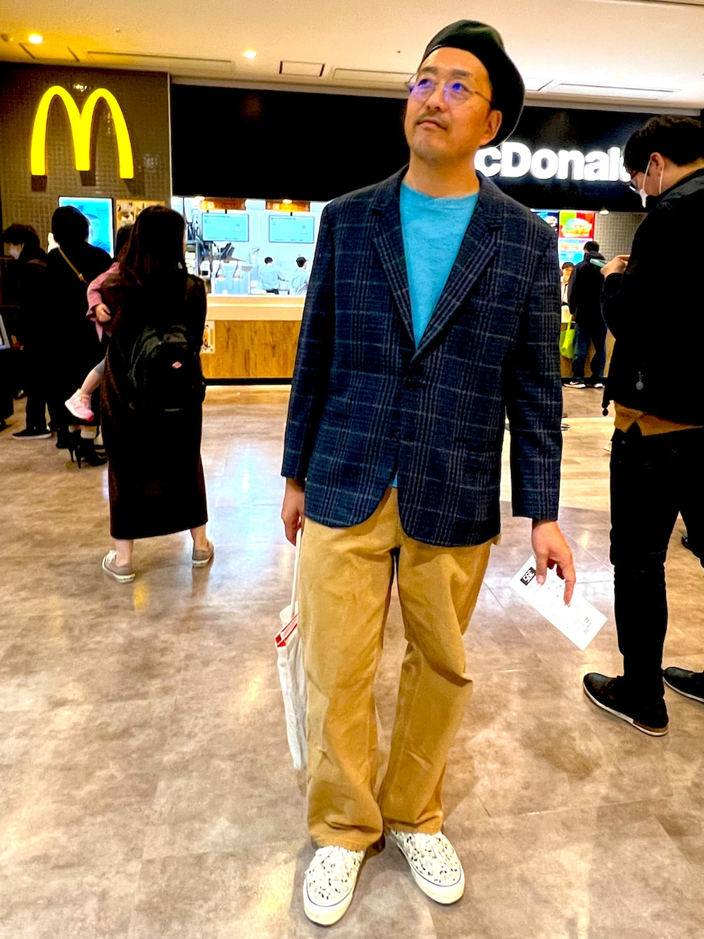 ホワイト系のスニーカー、イエロー系のその他パンツ、ブルー系のテーラードジャケットを着用したメンズの冬コーディネートの3枚目の写真