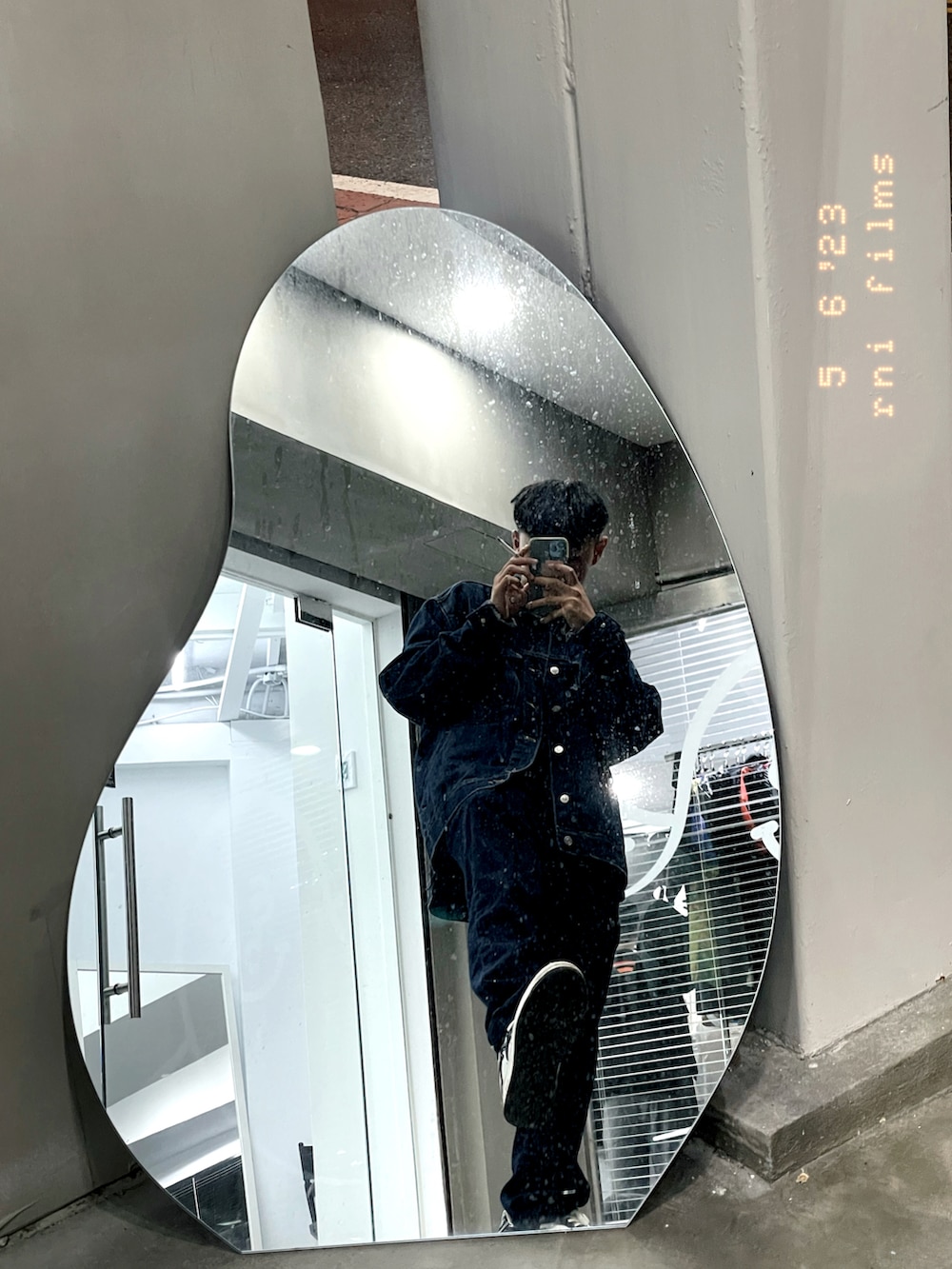 ホワイト系のスニーカーを着用したメンズの秋コーディネートの2枚目の写真