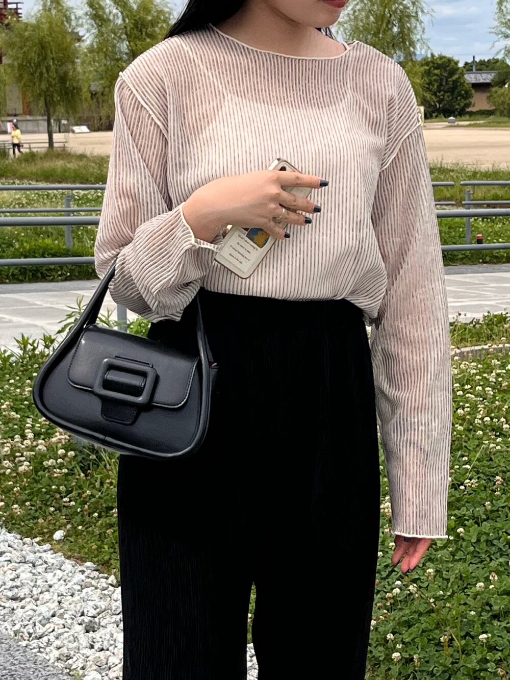 ホワイト系のTシャツ/カットソー、ブラック系のバッグ、ブラック系のその他パンツを着用したレディースの秋コーディネートの2枚目の写真