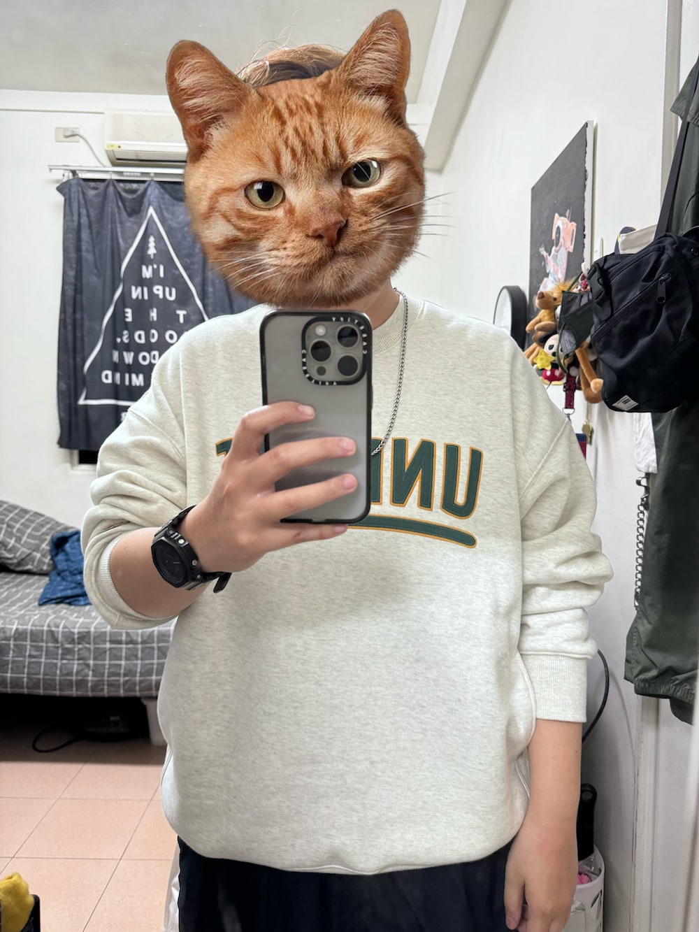 ベージュ系のその他トップス、ブルー系のチノパンツを着用したレディースの春コーディネートの2枚目の写真