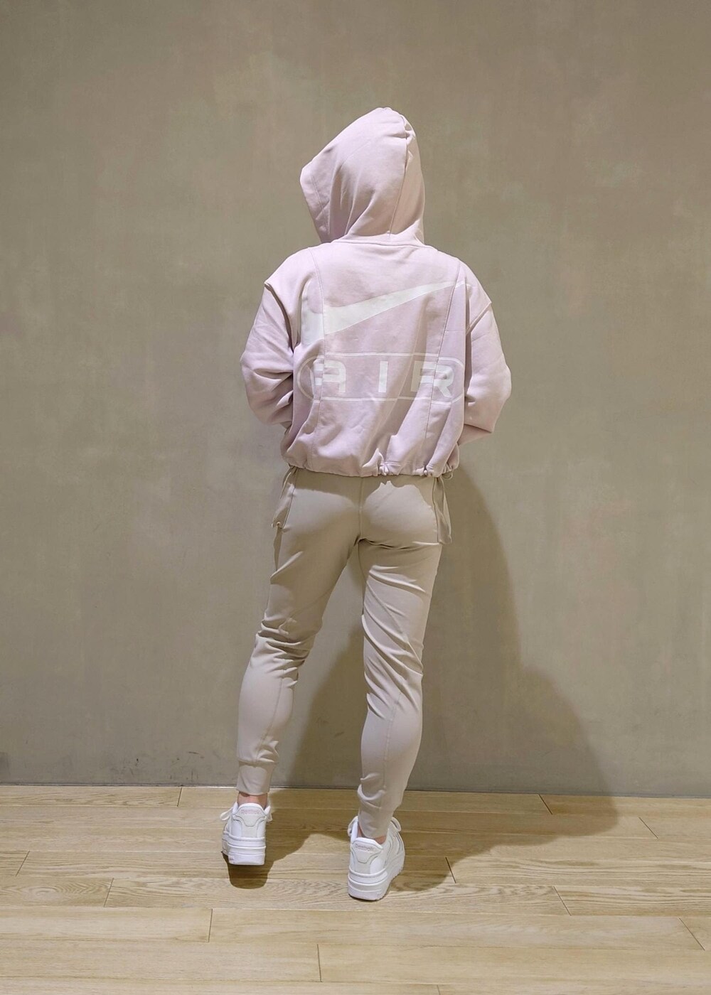 「Reebok、NERGY、NIKE、スニーカー、RUN、YOGA、GYM、パンツ、アスレジャー、セットアップ」｜「NIKEの【NIKE】ナイキ NSW エア OS フリースフーディパーカーウィメンズ（パーカー、パープル系）」を使った、TOMOさん（レディース・154cm）の冬コーディネートの2枚目の写真