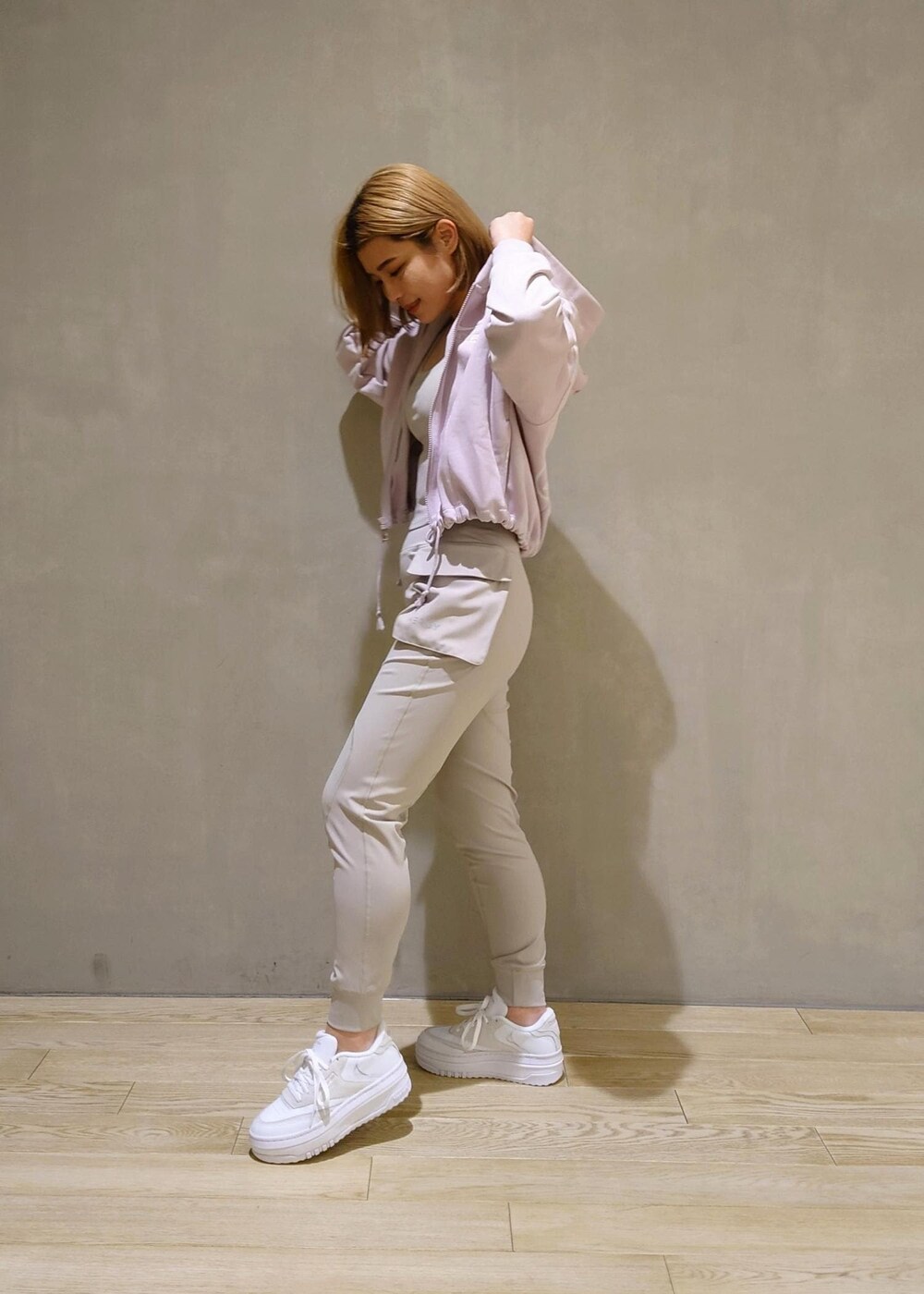「Reebok、NERGY、NIKE、スニーカー、RUN、YOGA、GYM、パンツ、アスレジャー、セットアップ」｜「NIKEの【NIKE】ナイキ NSW エア OS フリースフーディパーカーウィメンズ（パーカー、パープル系）」を使った、TOMOさん（レディース・154cm）の冬コーディネートの3枚目の写真