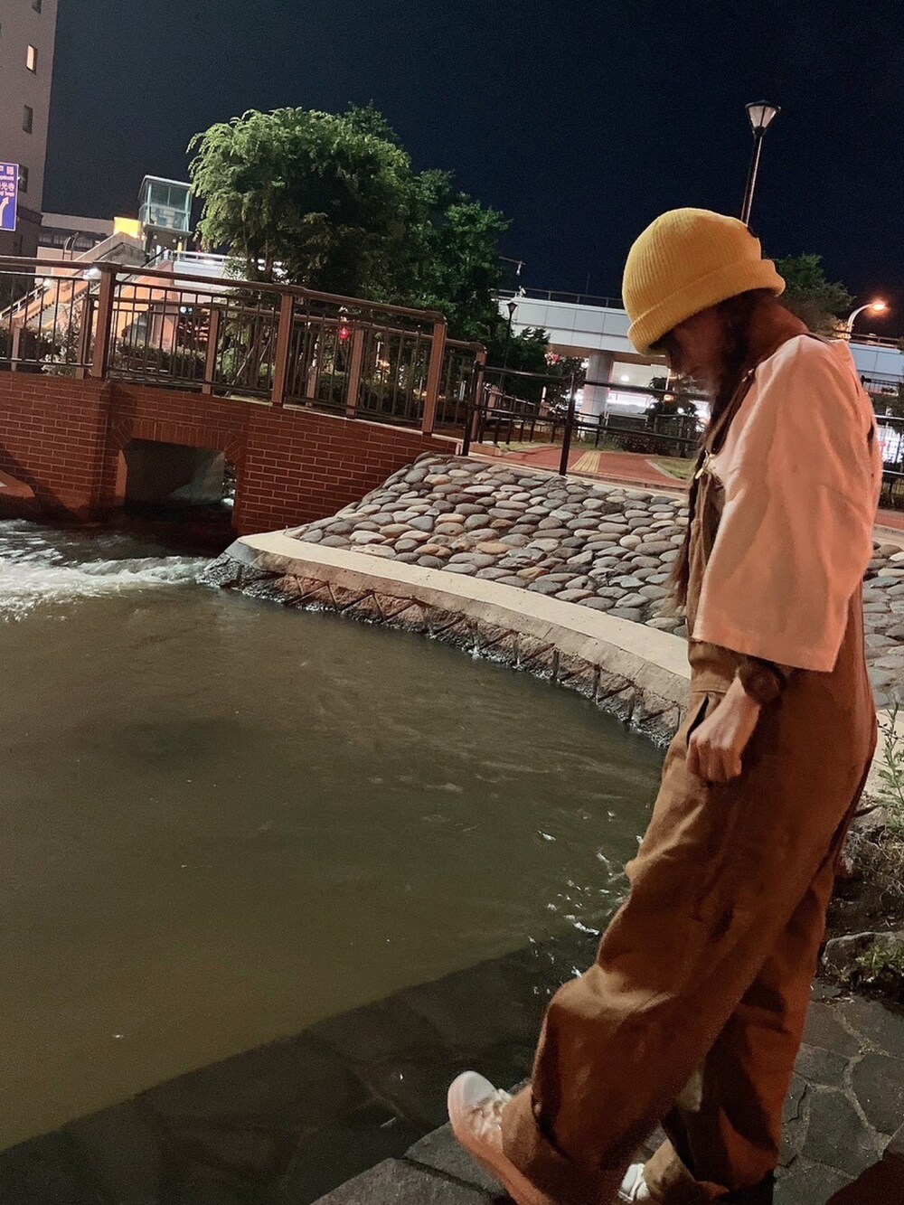 「ストリートコーデ、オーバーサイズ、低身長女子、keboz、オーバーオール、スニーカー、ニット帽、ディッキーズ(Dickies)、低身長コーデ、ストリート、ゆるコーデ、ストリートファッション」｜「DickiesのDickies デニムオーバーオール（ユニセックス対応）（サロペット/オーバーオール、ブラウン系）」を使った、りあさん（レディース・153cm）の夏コーディネートの2枚目の写真