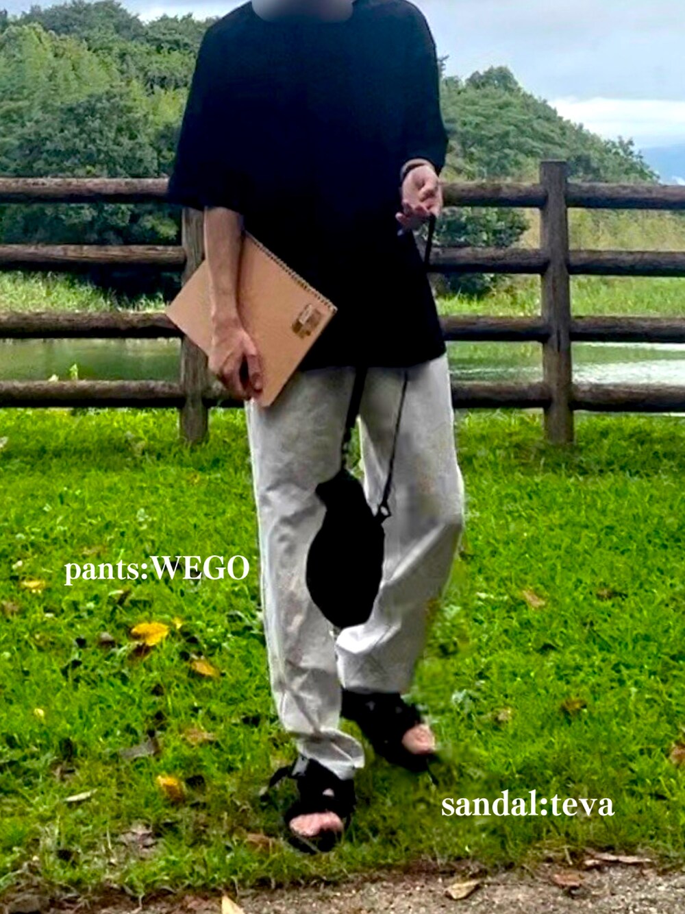 ブラック系のTシャツ/カットソー、ホワイト系のその他パンツ、ブラック系のバッグを着用したメンズの秋コーディネートの3枚目の写真