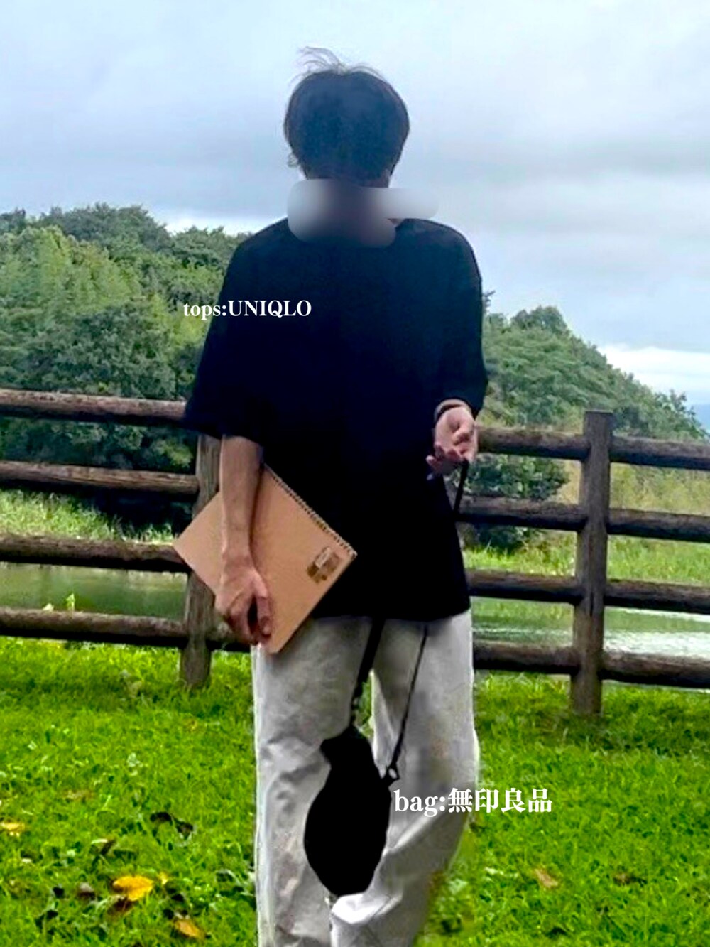 ブラック系のTシャツ/カットソー、ホワイト系のその他パンツ、ブラック系のバッグを着用したメンズの秋コーディネートの2枚目の写真