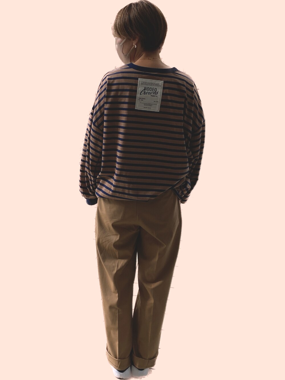 ブラック系のスニーカー、ブラウン系のTシャツ/カットソー、ベージュ系のパンツを着用したレディースの秋コーディネートの3枚目の写真