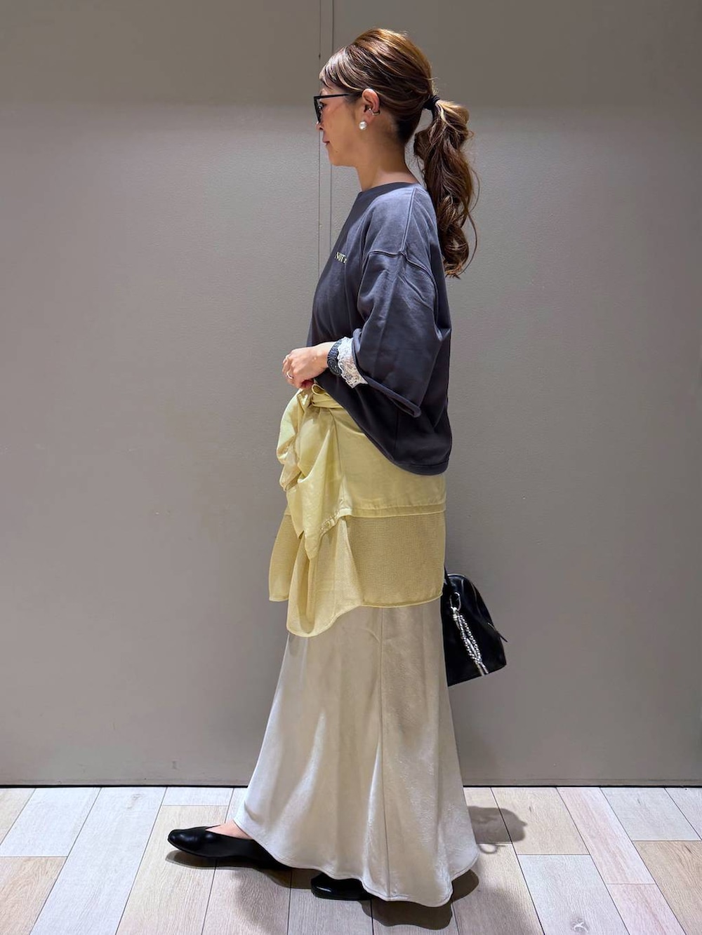 ブラック系のパンプス、ホワイト系のTシャツ/カットソー、グレー系のTシャツ/カットソーを着用したレディースの春コーディネートの2枚目の写真