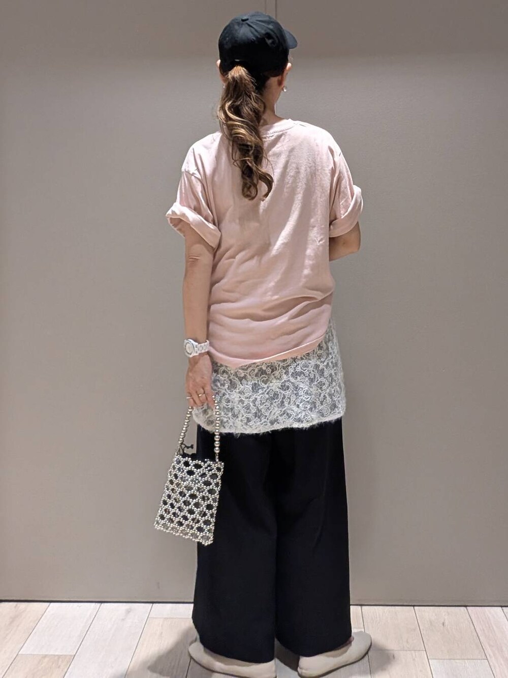 ブラック系のその他パンツ、シルバー系のショルダーバッグ、ホワイト系のシャツ/ブラウスを着用したレディースの夏コーディネートの3枚目の写真