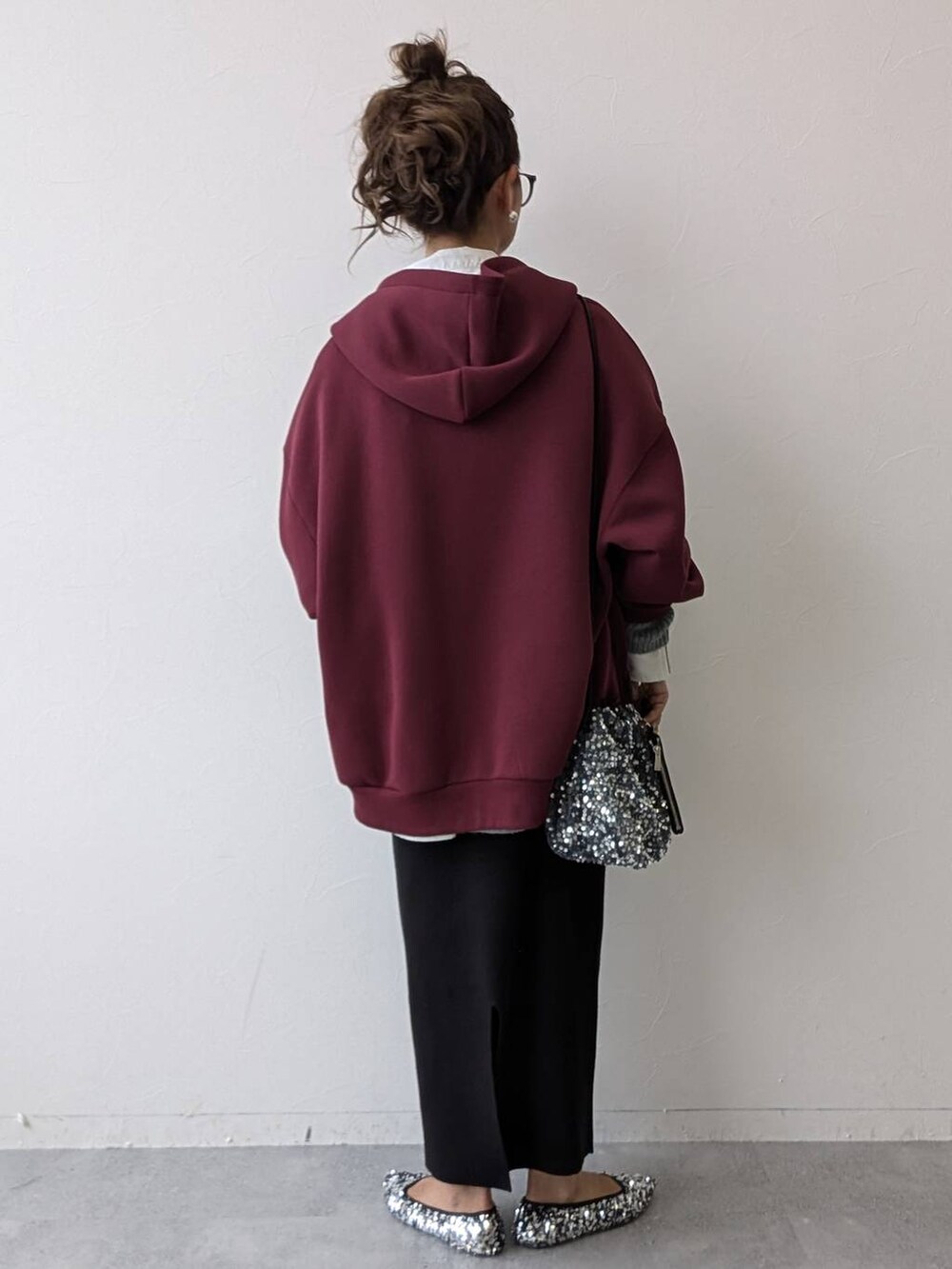 シルバー系のパンプス、シルバー系のショルダーバッグ、ブラック系のスカートを着用したレディースの秋コーディネートの3枚目の写真