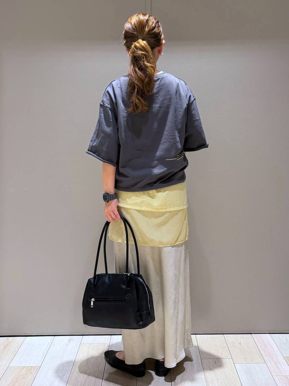 ブラック系のパンプス、ホワイト系のTシャツ/カットソー、グレー系のTシャツ/カットソーを着用したレディースの春コーディネートの3枚目の写真