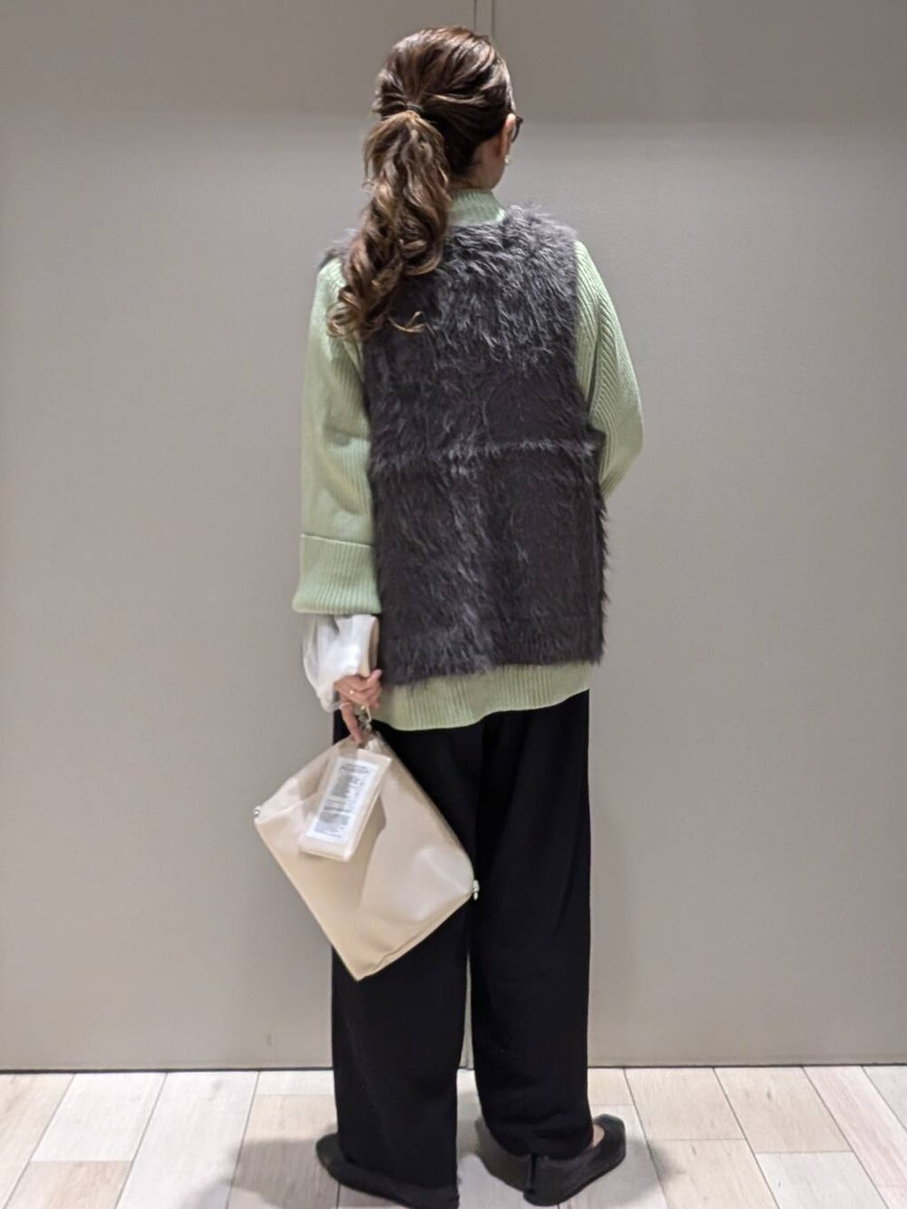 ブラック系のその他パンツ、グリーン系のニット/セーター、ブラック系のパンプスを着用したレディースの秋コーディネートの3枚目の写真