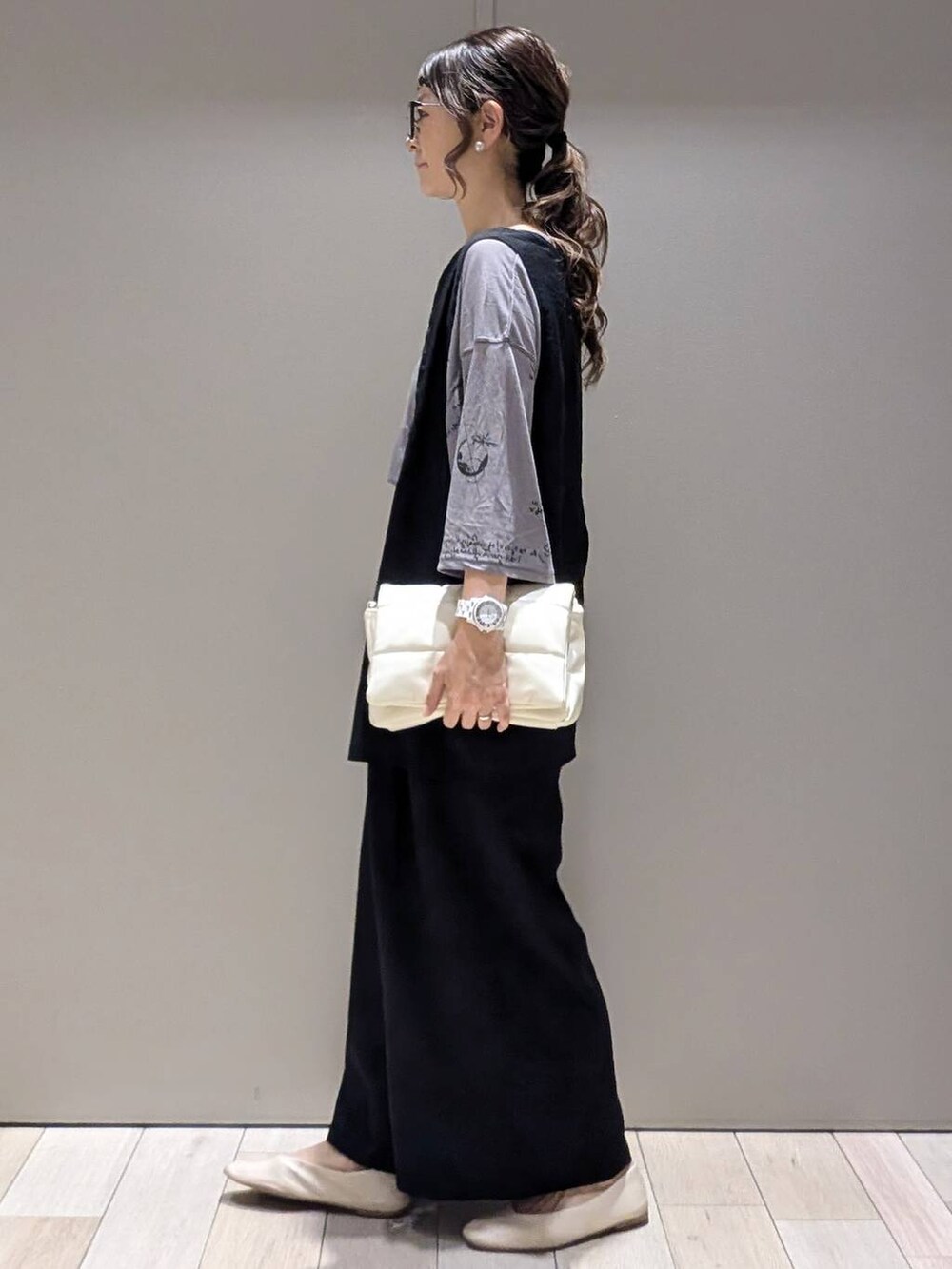 ホワイト系のショルダーバッグ、ブラック系のその他パンツ、ブラック系のシャツ/ブラウスを着用したレディースの夏コーディネートの2枚目の写真