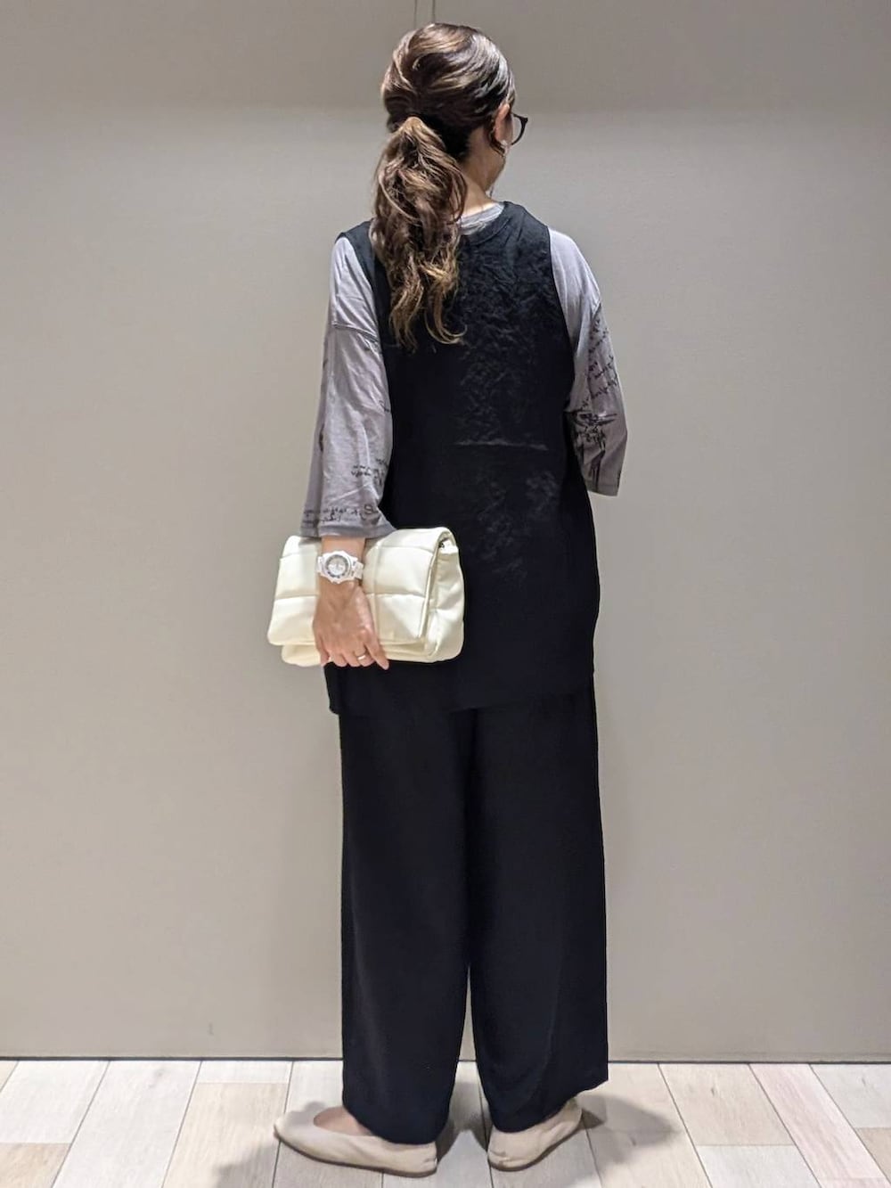 ホワイト系のショルダーバッグ、ブラック系のその他パンツ、ブラック系のシャツ/ブラウスを着用したレディースの夏コーディネートの3枚目の写真