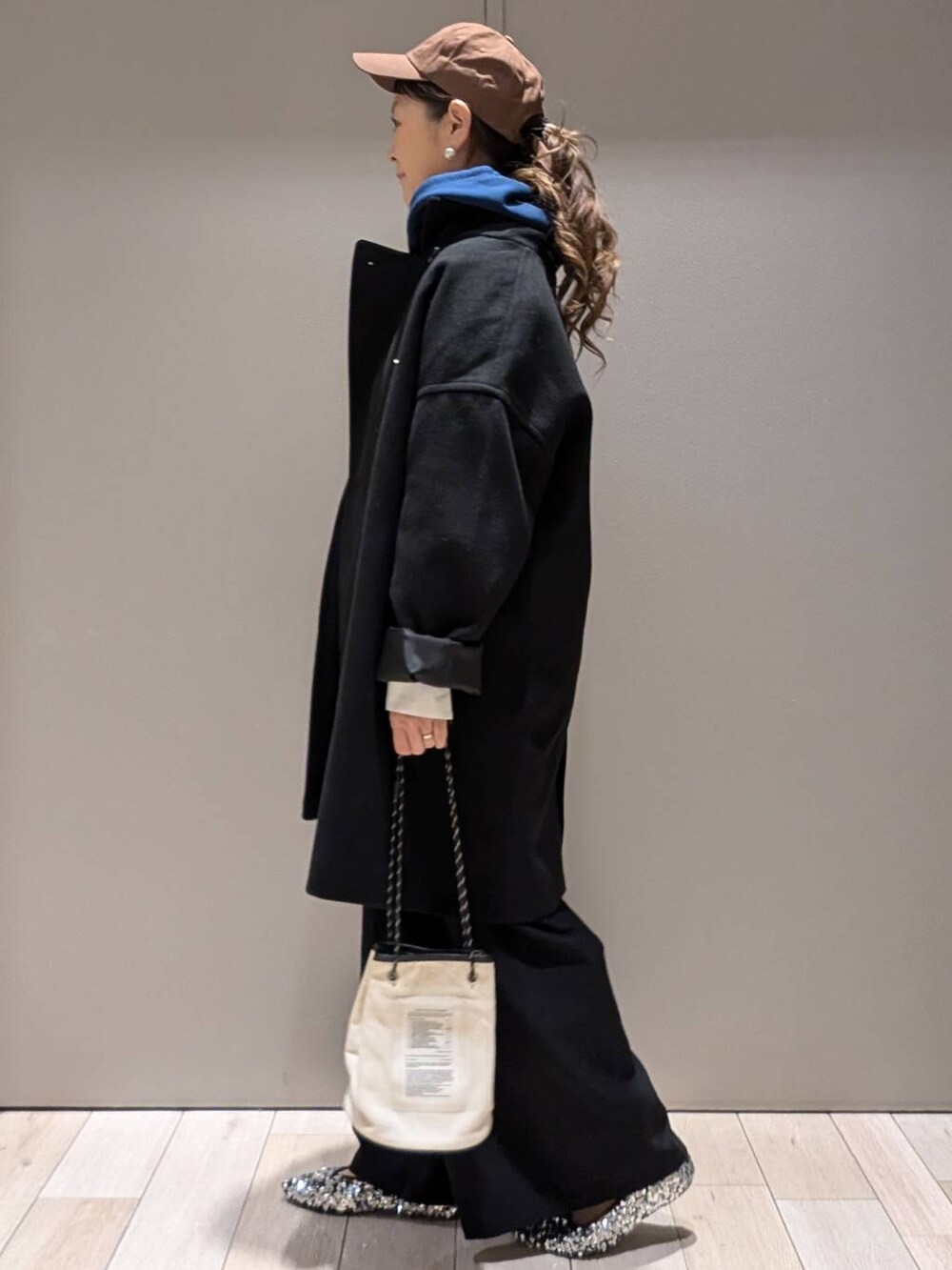 ブラック系のその他アウター、シルバー系のパンプス、ブラック系のその他パンツを着用したレディースの秋コーディネートの2枚目の写真